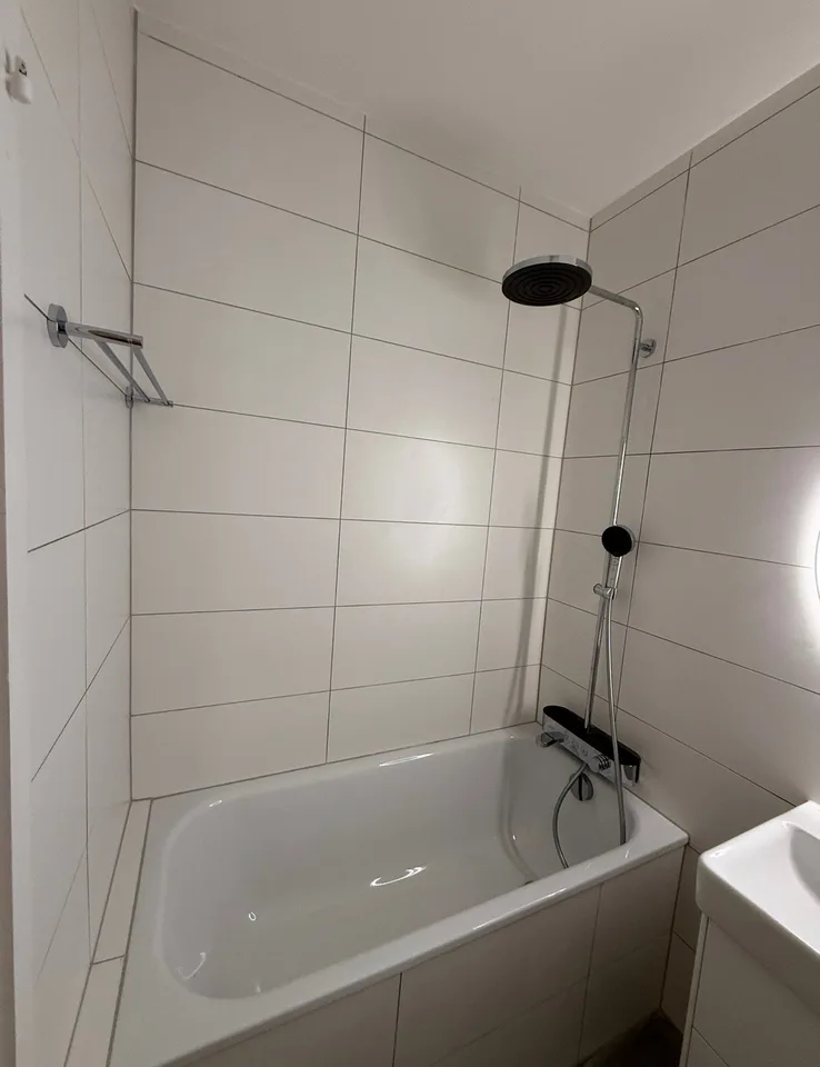 Appartamento di 4,5 locali frescamente ristrutturato con due balconi e vista su Claraplatz
