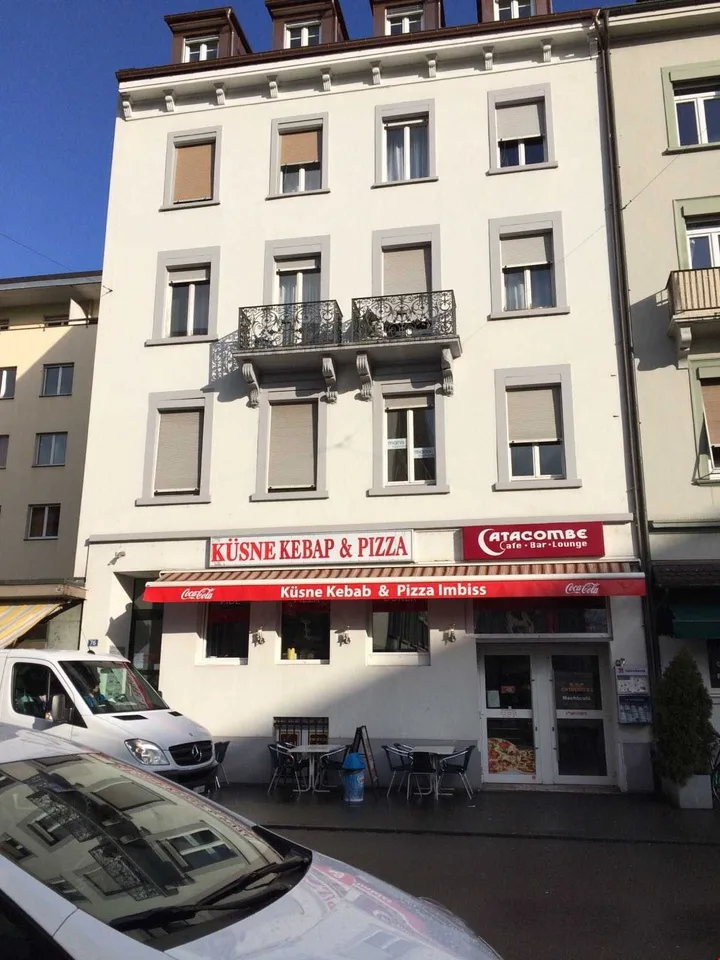 Frisch renovierte 4.5-Zimmer-Wohnung mit zwei Balkonen und Aussicht auf den Claraplatz