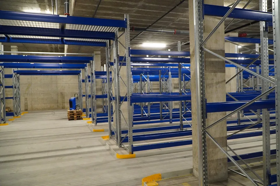 Halbautomatisches Palettenlager in Hedingen – bis 1200 Paletten verfügbar