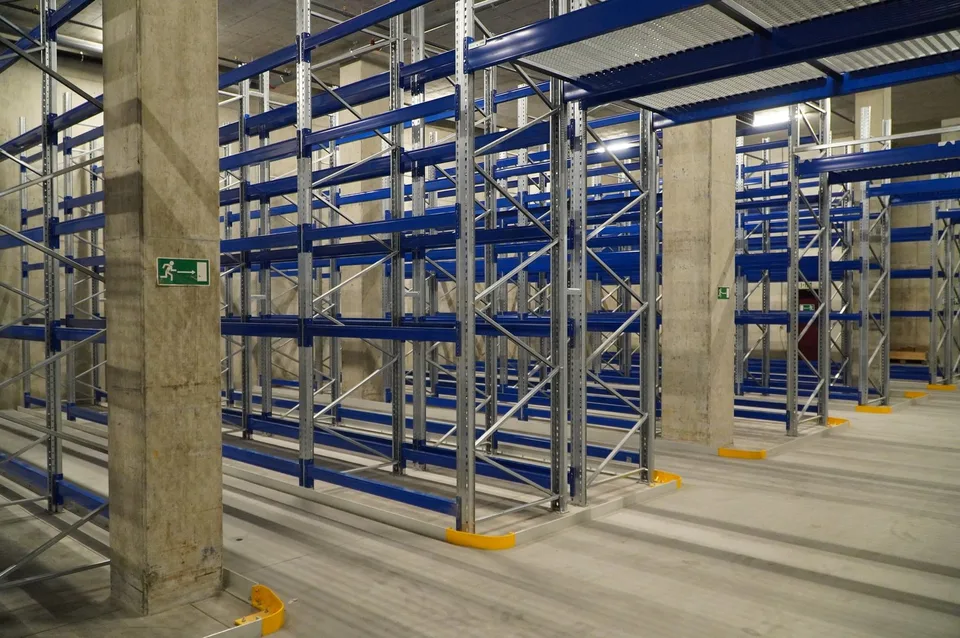 Halbautomatisches Palettenlager in Hedingen – bis 1200 Paletten verfügbar