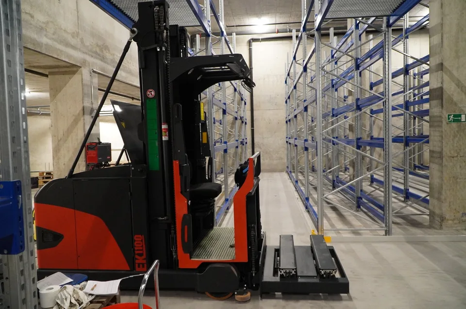 Halbautomatisches Palettenlager in Hedingen – bis 1200 Paletten verfügbar