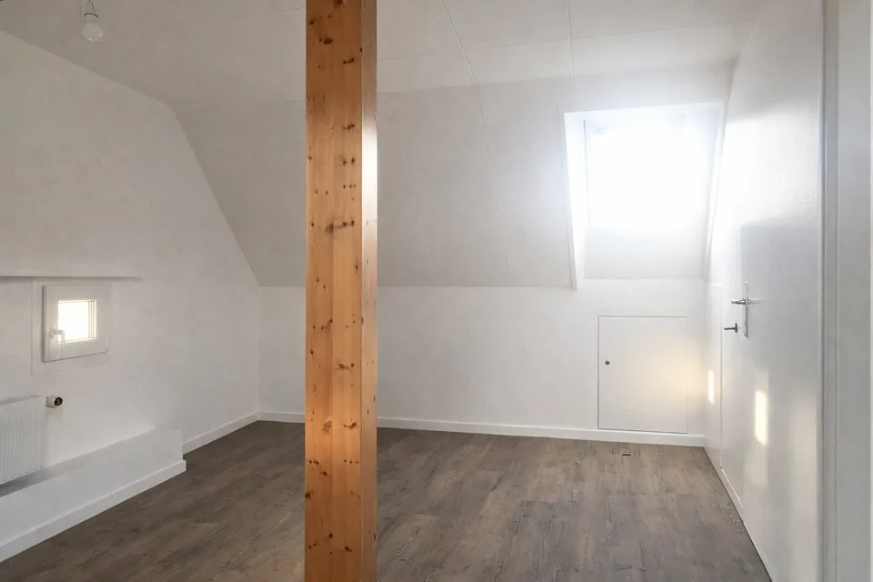 Appartement de 3,5 pièces en mansarde avec cheminée, galerie et atelier ; rénové en 2021 – photo 7 sur 8