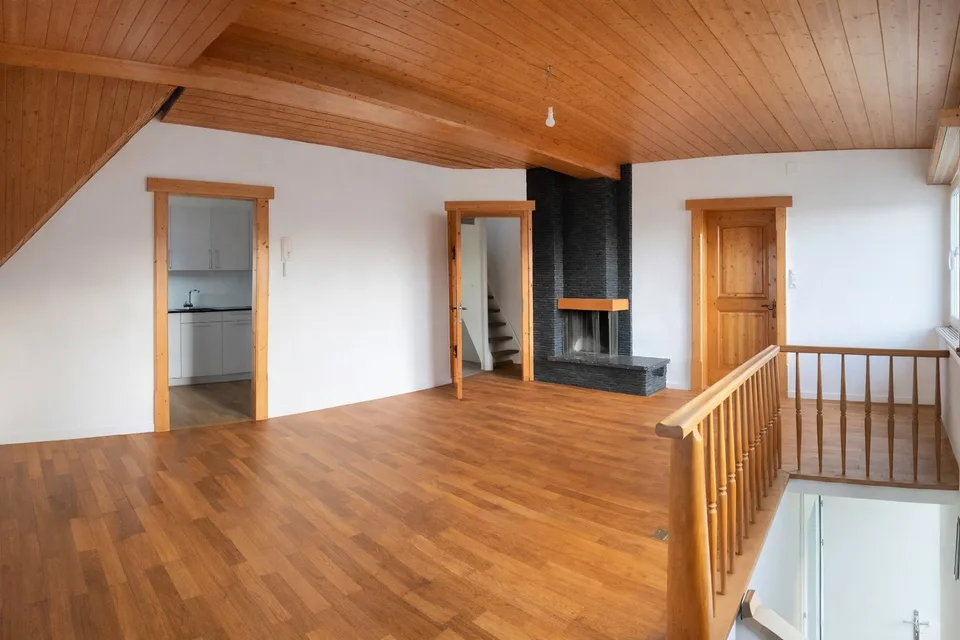 3.5-Zimmer Dachwohnung mit Cheminée, Galerie und Mansarde; saniert 2021