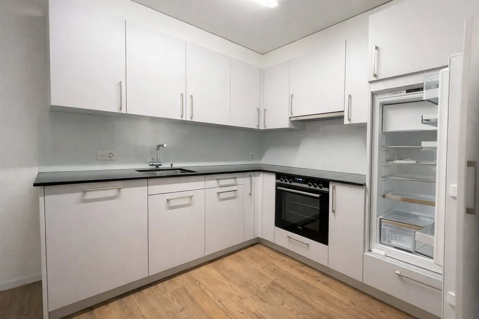 Appartement de 3,5 pièces sous les combles avec cheminée, galerie et mansarde ; rénové en 2021