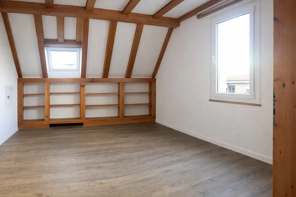 Appartement de 3,5 pièces sous les combles avec cheminée, galerie et mansarde ; rénové en 2021