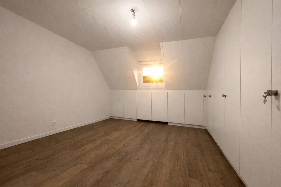 Appartement de 3,5 pièces sous les combles avec cheminée, galerie et mansarde ; rénové en 2021