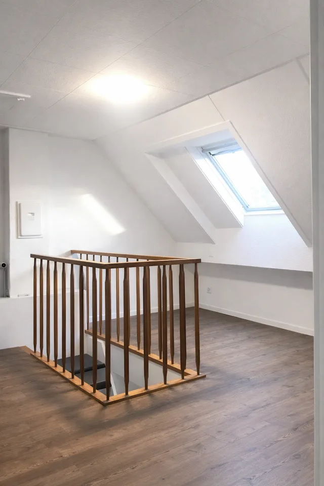 Appartement de 3,5 pièces en mansarde avec cheminée, galerie et atelier ; rénové en 2021 – photo 6 sur 8