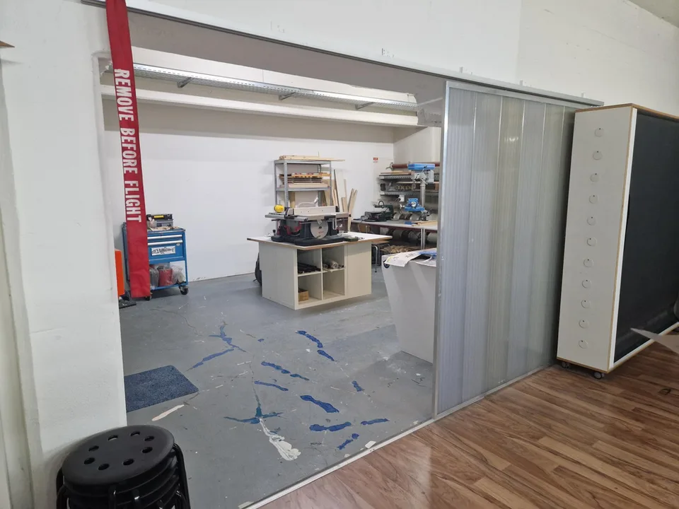 IN DIREKTER BAHNHOFSNÄHE VERMIETEN WIR DIESE BÜRO-/GEWERBEFLÄCHE