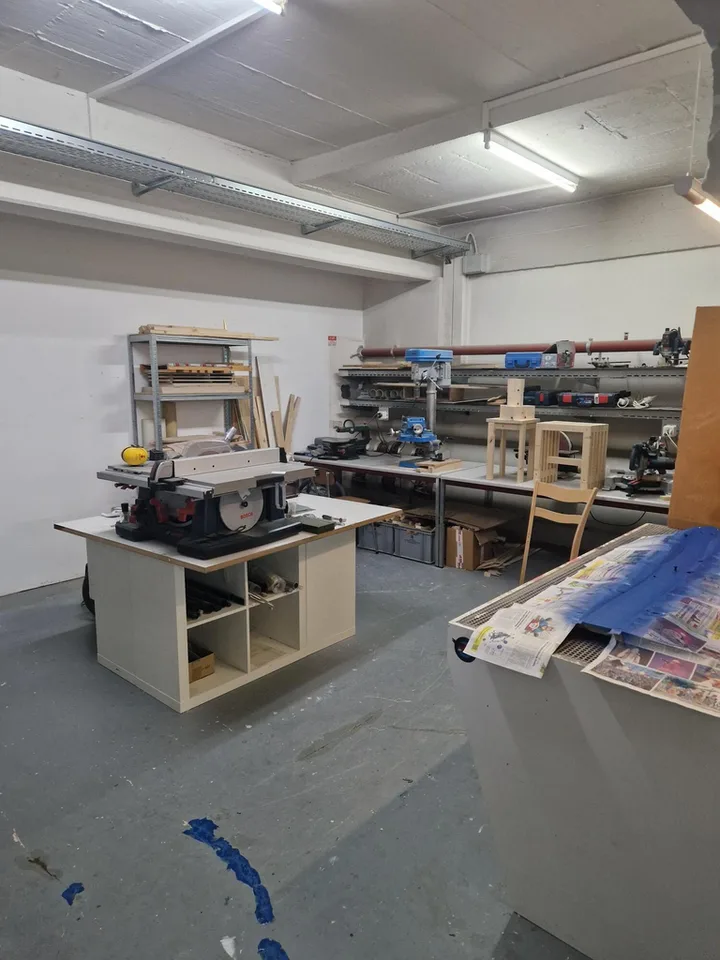 IN DIREKTER BAHNHOFSNÄHE VERMIETEN WIR DIESE BÜRO-/GEWERBEFLÄCHE