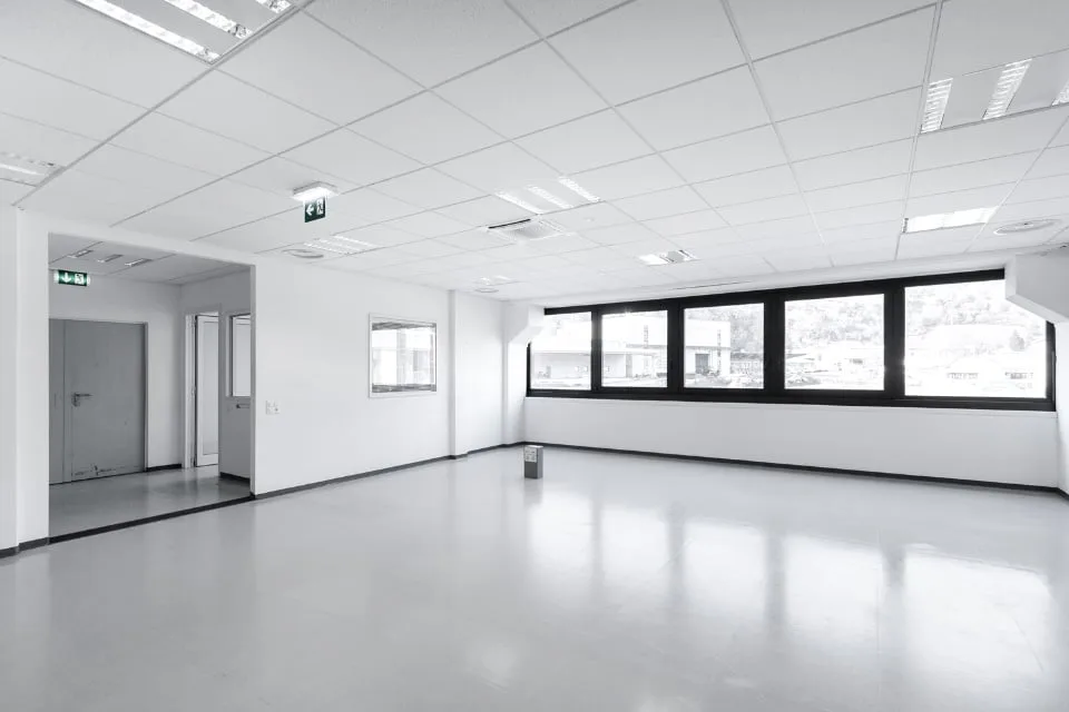LUGANO NORD/LAMONE - AFFITTASI AMPIO E LUMINOSO UFFICIO (rif. 037)