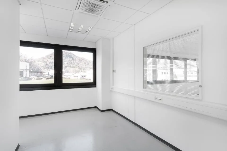 LUGANO NORD/LAMONE - AFFITTASI AMPIO E LUMINOSO UFFICIO (rif. 037)