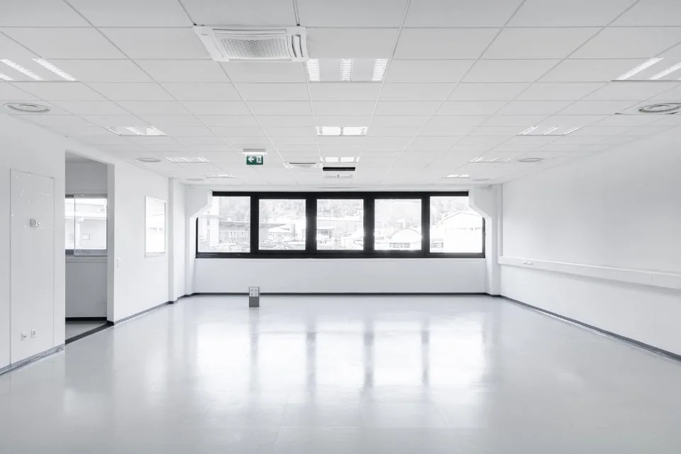 LUGANO NORD/LAMONE - AFFITTASI AMPIO E LUMINOSO UFFICIO (rif. 037)