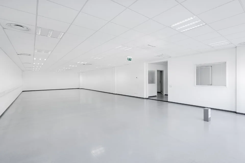 LUGANO NORD/LAMONE - AFFITTASI AMPIO E LUMINOSO UFFICIO (rif. 037)