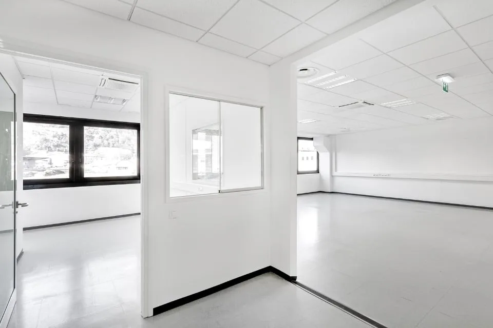 LUGANO NORD/LAMONE - AFFITTASI AMPIO E LUMINOSO UFFICIO (rif. 037)
