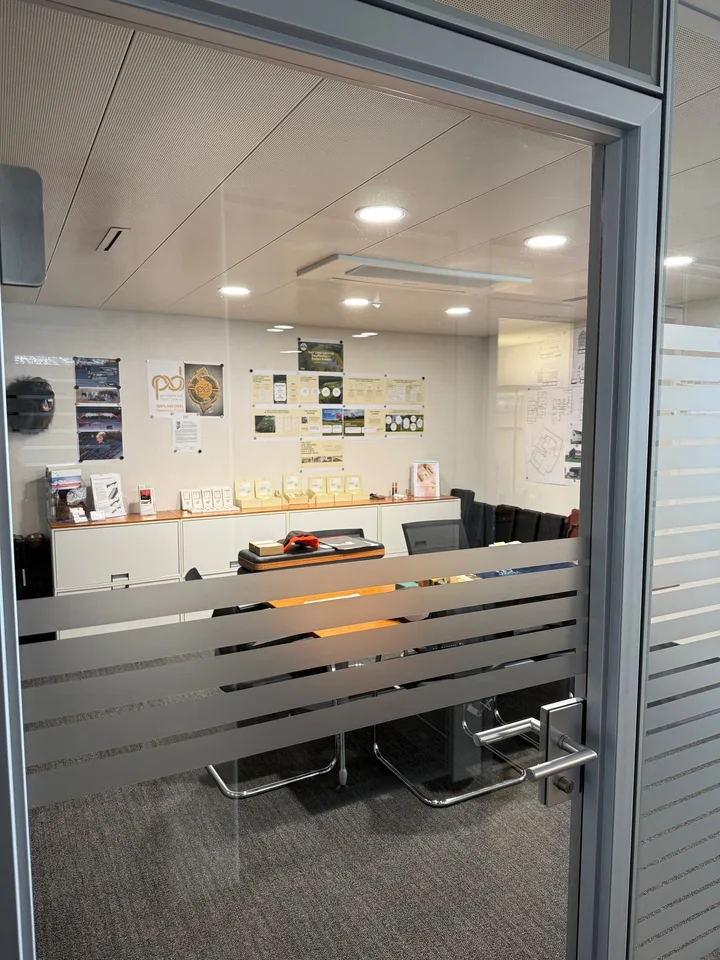 Büroraum im klimatisierten Businesscenter im hotelartigen Umfeld