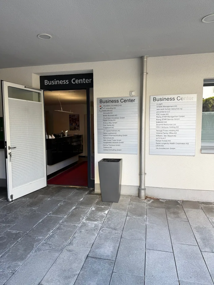 Büroraum im klimatisierten Businesscenter im hotelartigen Umfeld