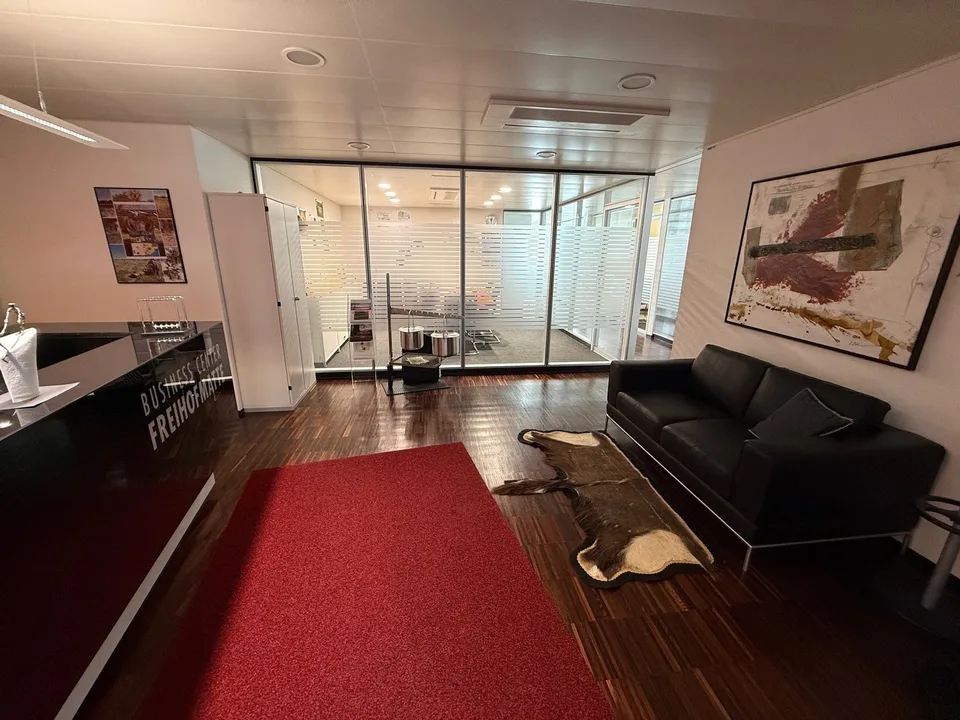 Büroraum im klimatisierten Businesscenter im hotelartigen Umfeld