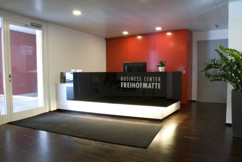Büroraum im klimatisierten Businesscenter im hotelartigen Umfeld