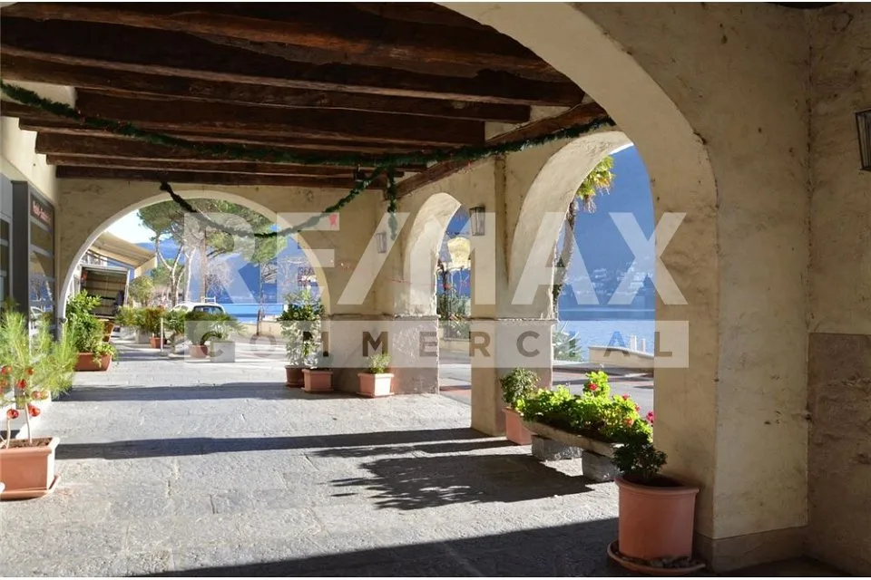 Charmantes Geschäftslokal an der Seepromenade von Morcote mit Portico und Schaufensterfront