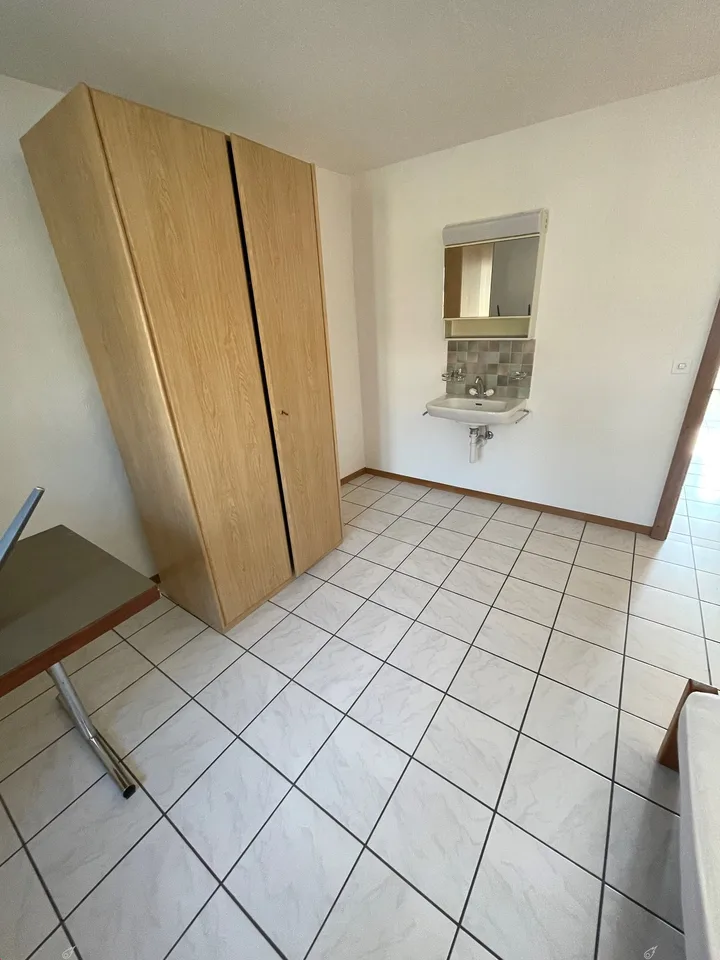 Möbliertes Zimmer in Grossraumwohnung