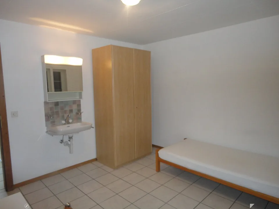 Möbliertes Zimmer in Grossraumwohnung