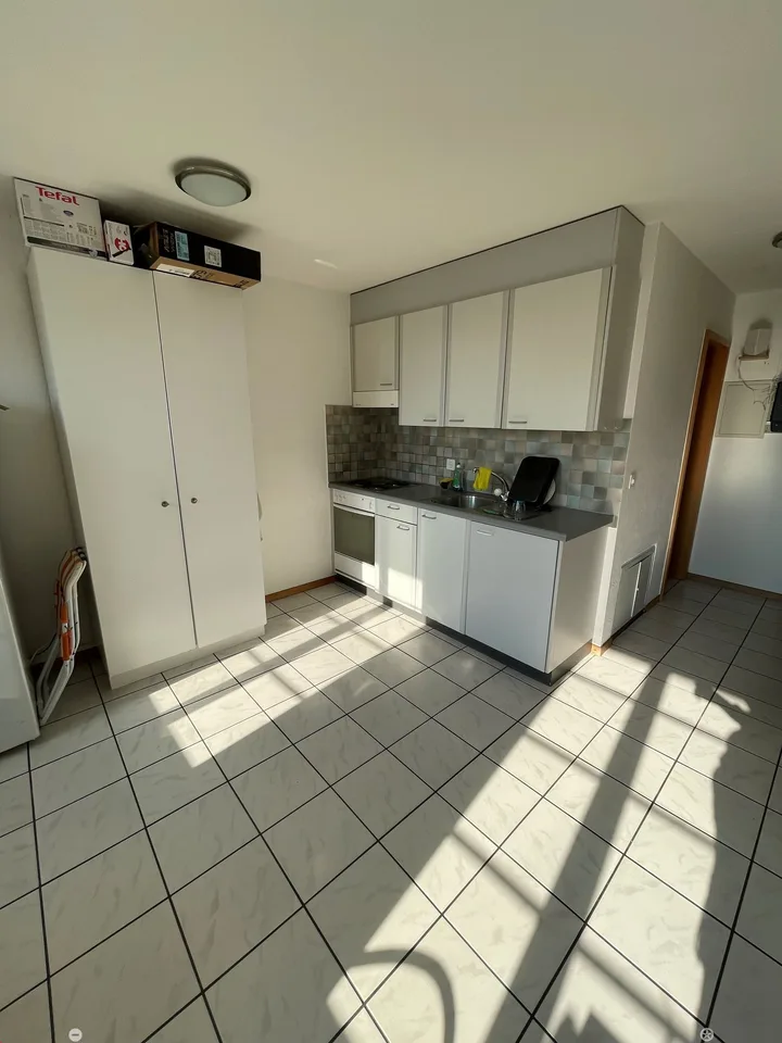 Möbliertes Zimmer in Grossraumwohnung