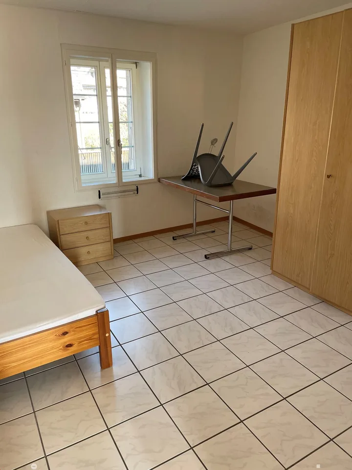 Möbliertes Zimmer in Grossraumwohnung