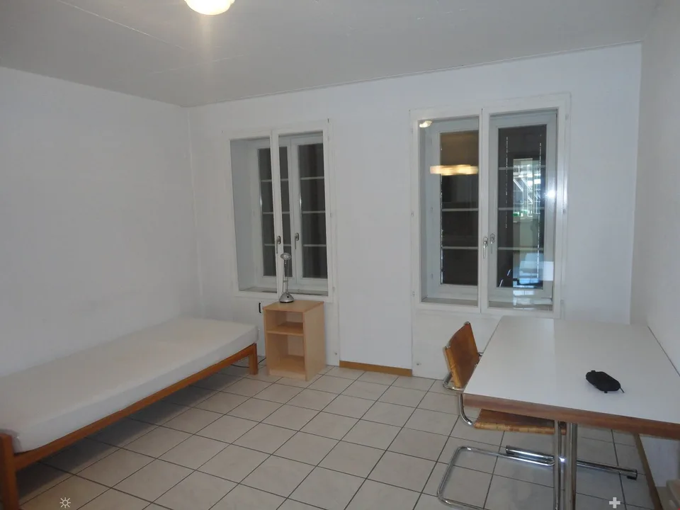 Möbliertes Zimmer in Grossraumwohnung