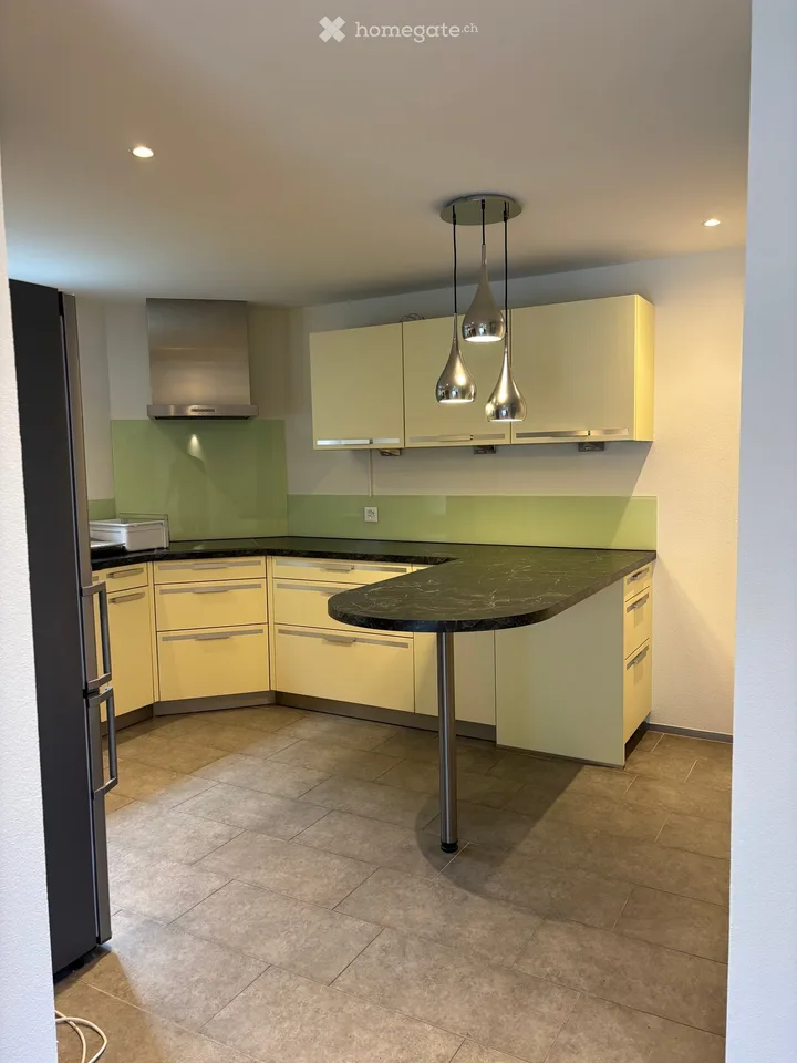 Appartement moderne 2.5 pièces avec balcon et garage à Zürich Schwamendingen