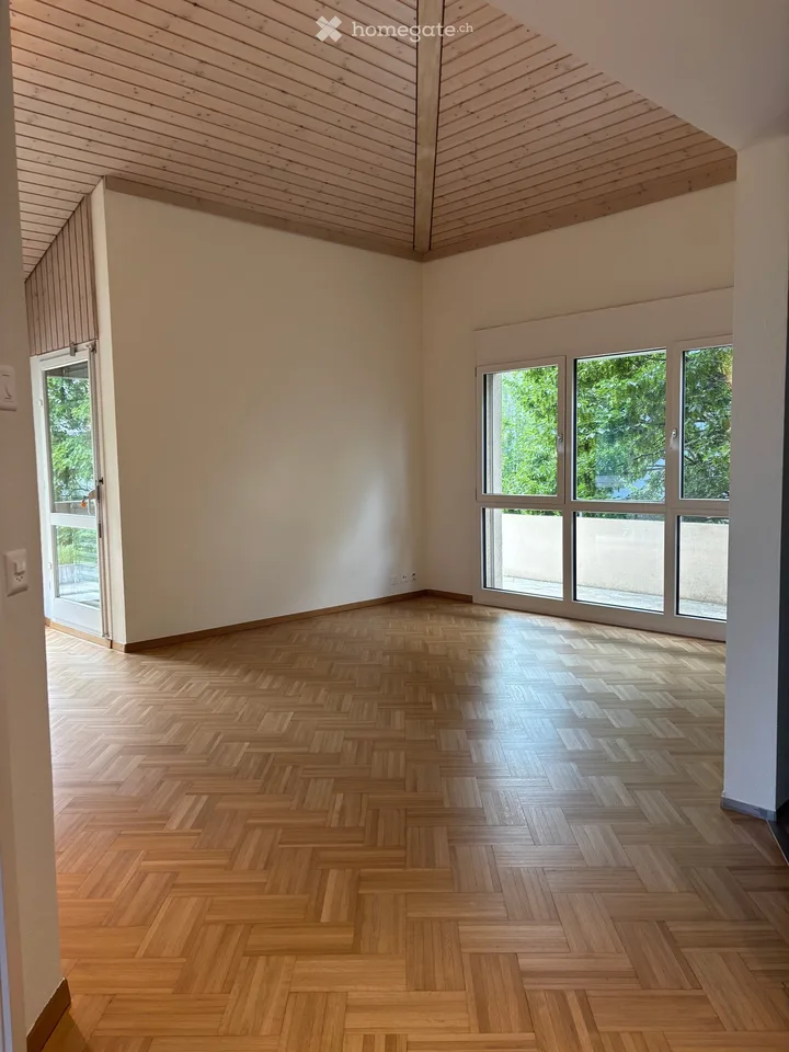 Moderne 2.5 Zimmerwohnung mit Balkon und Garage in Zürich Schwamendingen