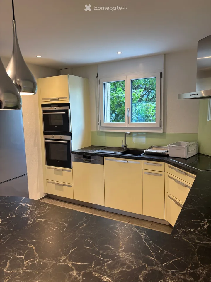 Appartement moderne 2.5 pièces avec balcon et garage à Zürich Schwamendingen