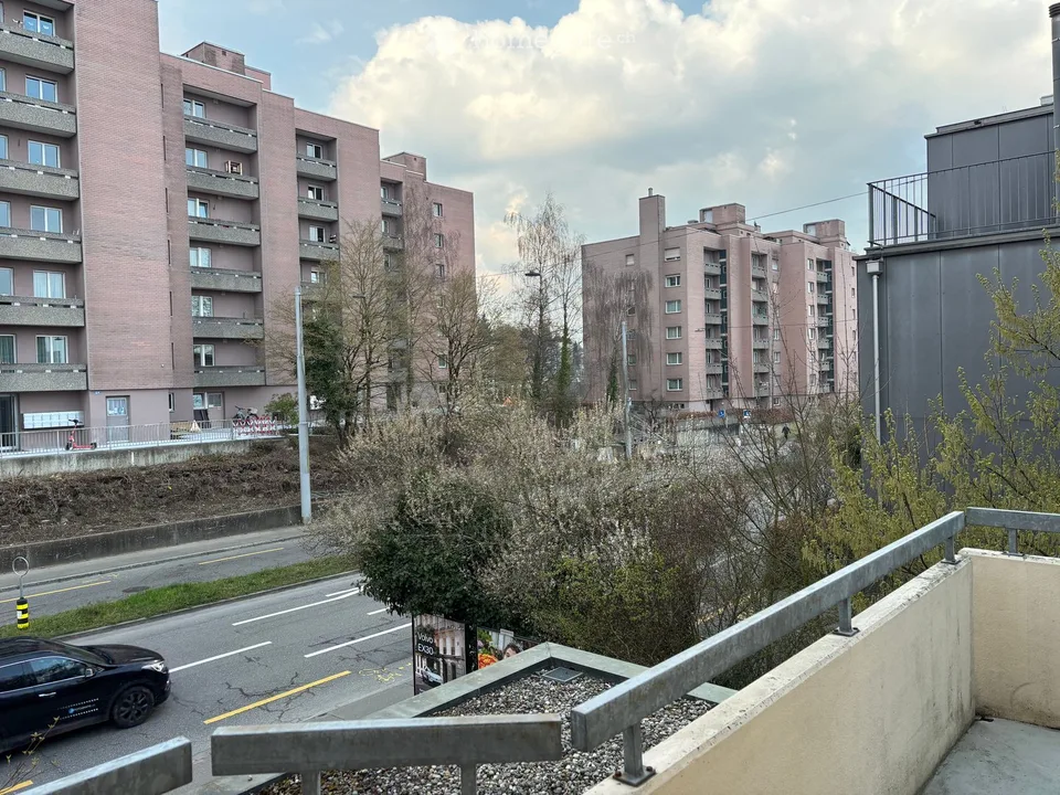 Appartement moderne 2.5 pièces avec balcon et garage à Zürich Schwamendingen