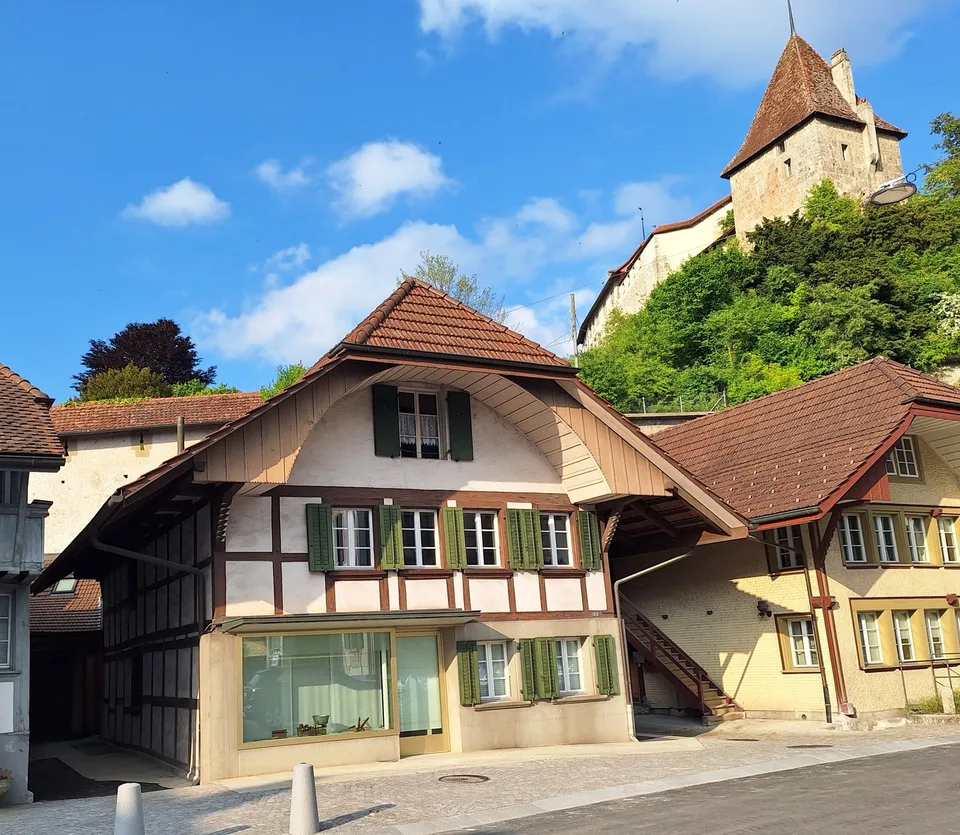 Frisch renovierte 3-Zimmer-Wohnung im historischen Riegelhaus - Laupen BE
