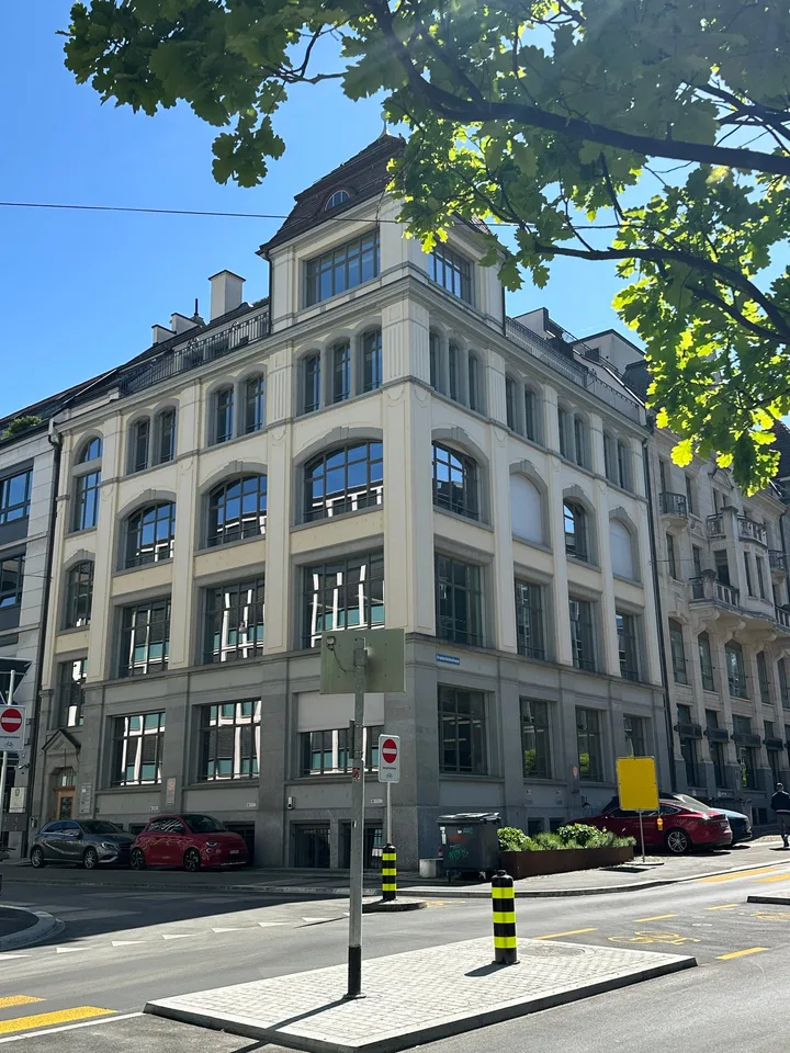 Modern ausgebaute Büros mit Terrassen