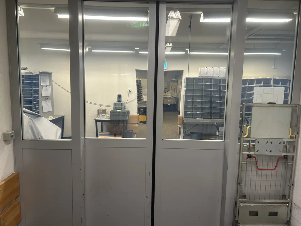 Espace commercial au rez-de-chaussée et stockage/WC au 1er sous-sol, total environ 146m2 plus zone de livraison