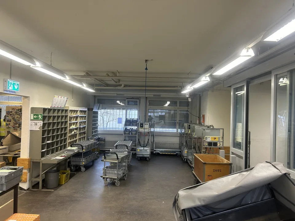 Espace commercial au rez-de-chaussée et stockage/WC au 1er sous-sol, total environ 146m2 plus zone de livraison