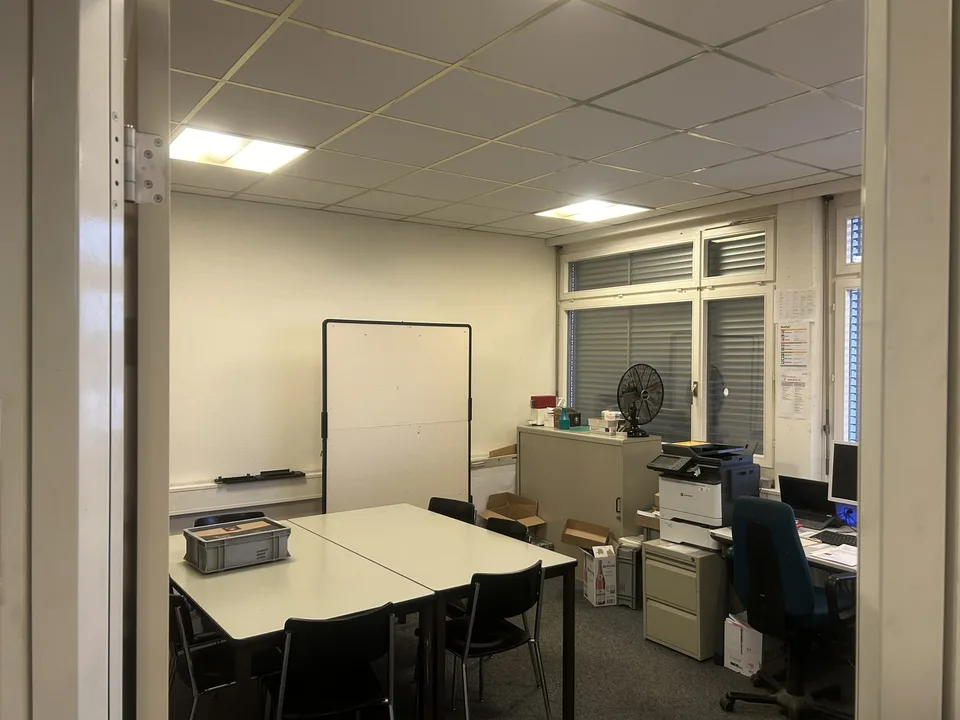 Espace commercial au rez-de-chaussée et stockage/WC au 1er sous-sol, total environ 146m2 plus zone de livraison