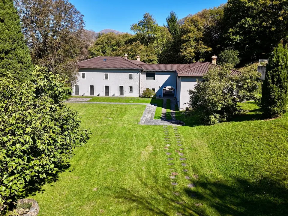 Magnifica villa di 17 locali con grande parco a Porza