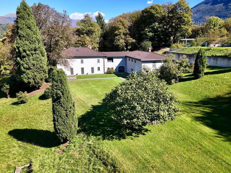 Somptueuse villa de 17 pièces avec grand parc à Porza