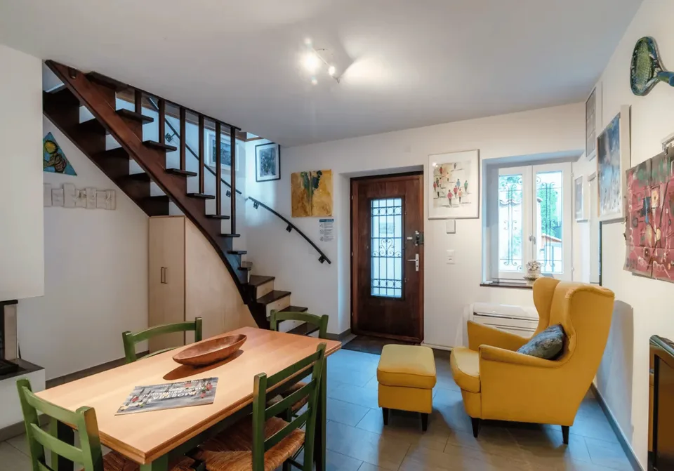 Dreizimmerwohnung auf zwei Ebenen mit Patio – Bissone