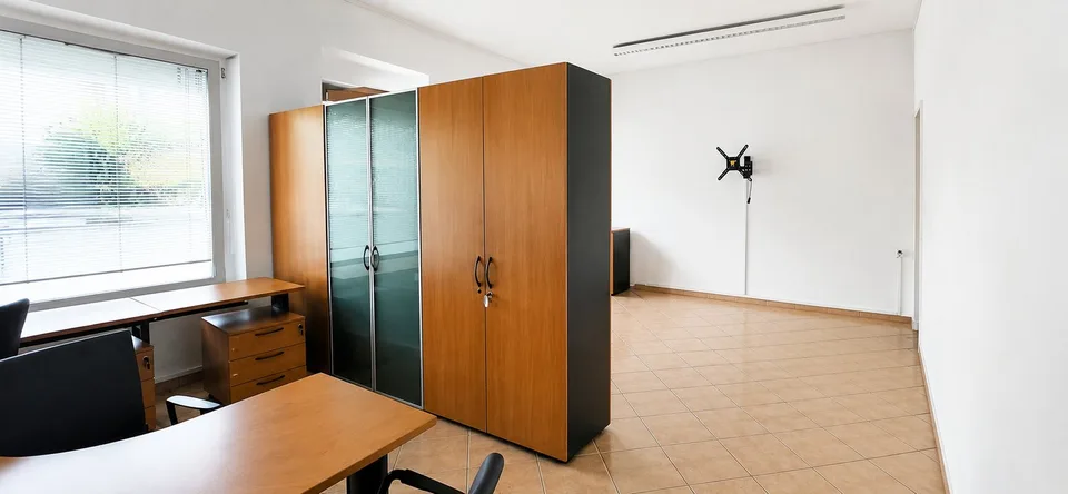 Breganzona: comfortable office/store with shop windows and 2 parking spaces