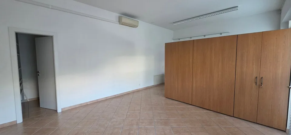 Breganzona: comfortable office/store with shop windows and 2 parking spaces