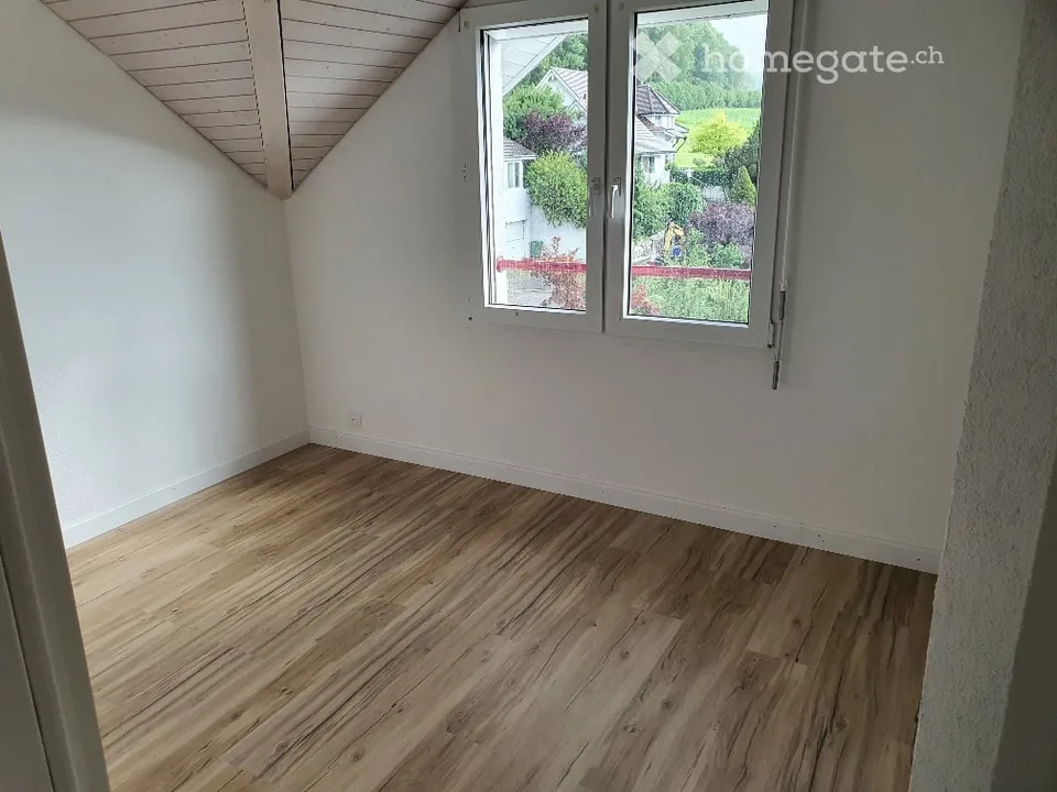 Moderne 4.5-Zimmer-Wohnung mit Balkon und Garage in Lupsingen