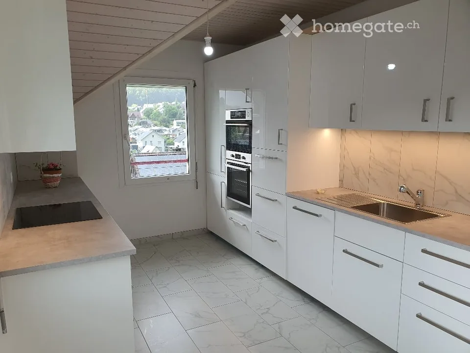Moderne 4.5-Zimmer-Wohnung mit Balkon und Garage in Lupsingen