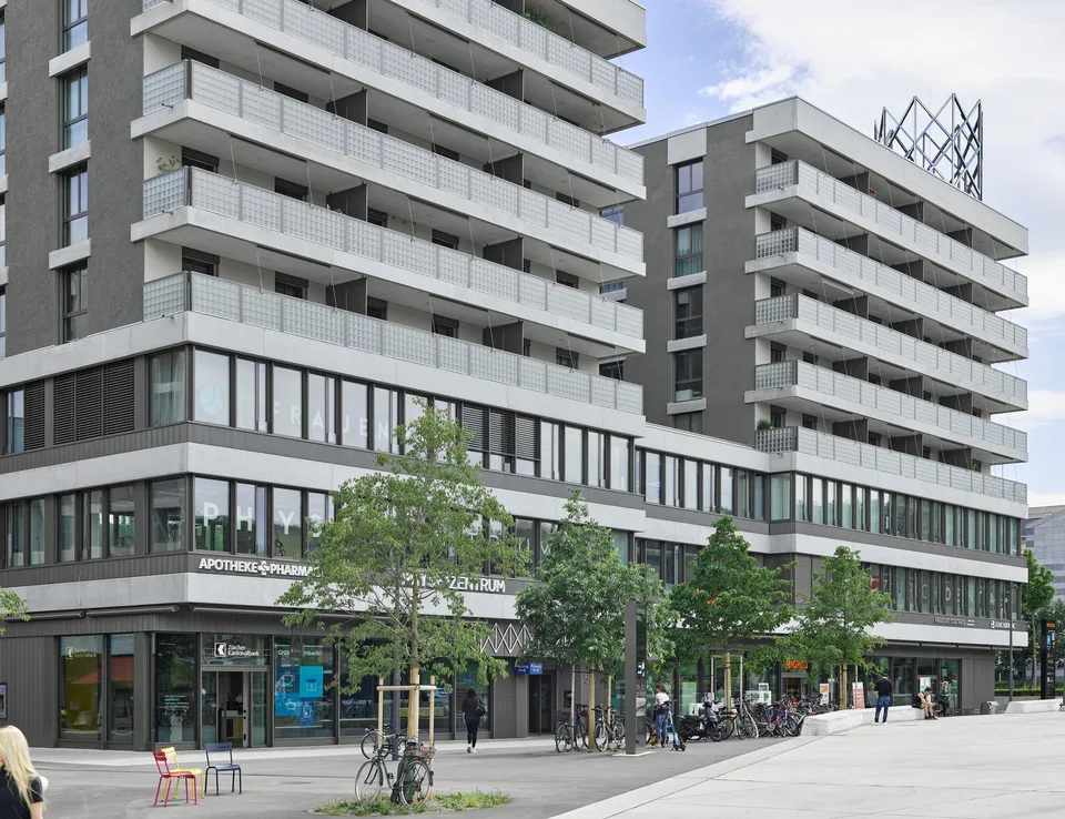 Direkt am Bahnhof Stettbach: 702m² moderne Businessfläche