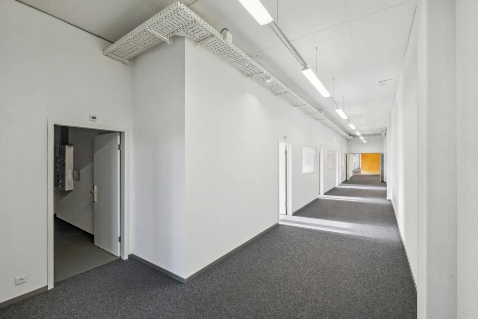 Attractive and versatile office space for rent in the Buss Industrial Park – photo 14 of 17