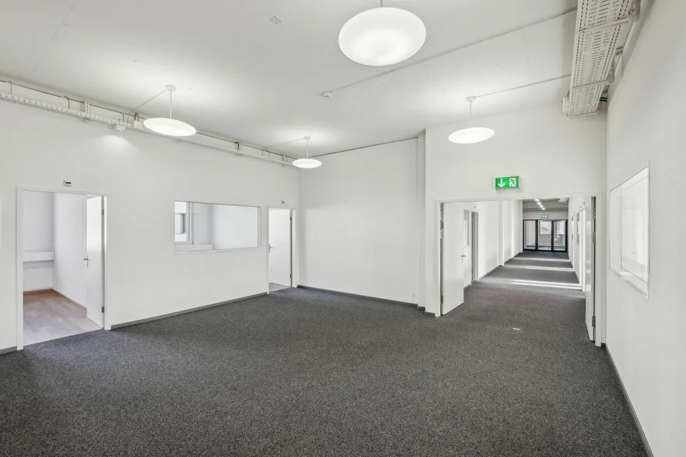Attractive and versatile office space for rent in the Buss Industrial Park – photo 7 of 17