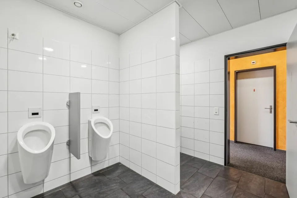 Attractive and versatile office space for rent in the Buss Industrial Park – photo 9 of 17