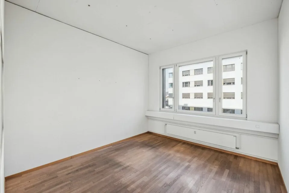 Attractive and versatile office space for rent in the Buss Industrial Park – photo 10 of 17