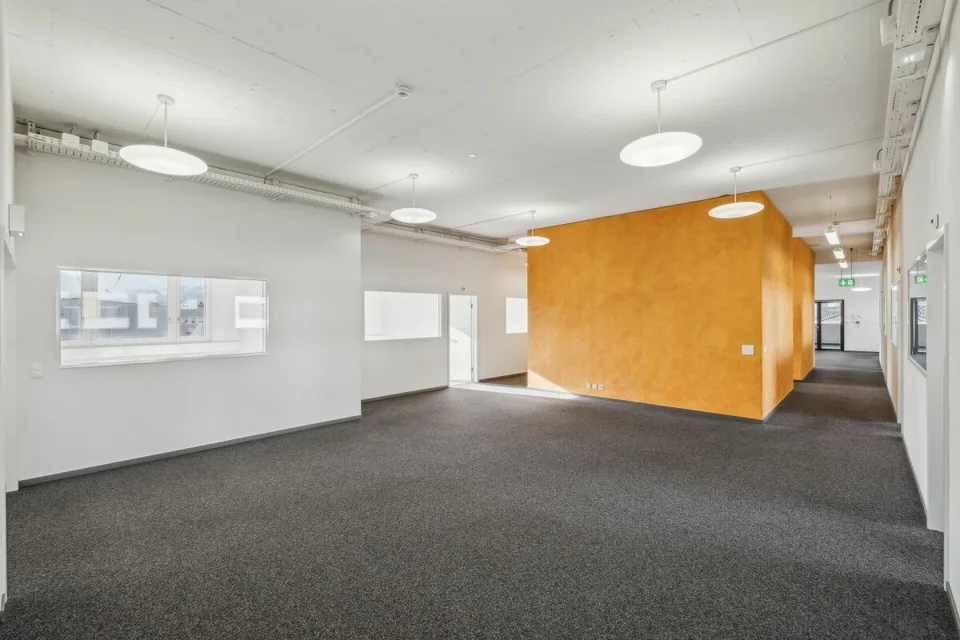 Attractive and versatile office space for rent in the Buss Industrial Park – photo 8 of 17